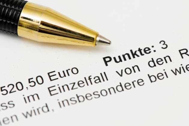Bußgeldbescheid Ein Bußgeldbescheid wegen Verkehrsübertretung gegen die StVo als Symbolbild für Geldstrafe und Punkte