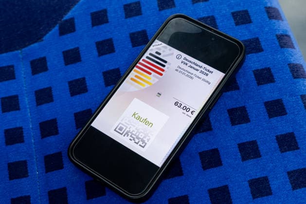 Digitales Deutschlandticket mit neuem Preis 17.12.25, Limburg: Symbolfoto, Illustrationsbild, Symbolbild, Illustrationsfoto, Alltagsszene Ein Smartphone zeigt das digitale Deutschlandticket mit einem Preis von 63 Euro. Das Mobiltelefon liegt auf einem Sitz in einem öffentlichen Verkehrsmittel. Das Bild steht im Zusammenhang mit der geplanten Preiserhöhung des Deutschlandtickets zum 1. Januar 2026 sowie mit der Nutzung digitaler Fahrkarten im öffentlichen Nahverkehr. Limburg Hessen Copyright: xThorstenxWagnerx