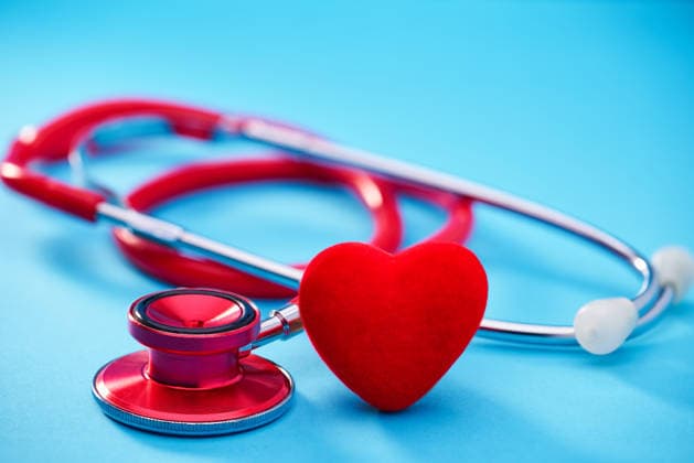 Rotes Herz und Stethoskop auf blauem Hintergrund, selektiver Fokus. World health day.Stethoscope on blue background. (License=RF) Copyright: xZoonar.com igorxxdudchakx 24350323