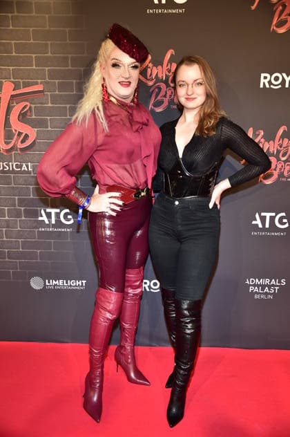 PREMIERE VON ãKINKY BOOTS Ð THE MUSICALÒ Sheila Wolf (Teichert ) mit Tochter Kira Teichert Trvestiekünstler PREMIERE VON ãKINKY BOOTS Ð THE MUSICALÒ im Berliner Admiralspalast in Berlin am 18.12.2025