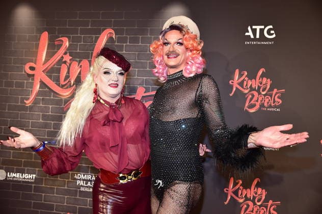 Entertainment Bilder des Tages PREMIERE VON ãKINKY BOOTS Ð THE MUSICALÒ Sheila Wolf mit Gloria Viagra, Trvestiekünstler PREMIERE VON ãKINKY BOOTS Ð THE MUSICALÒ im Berliner Admiralspalast in Berlin am 18.12.2025