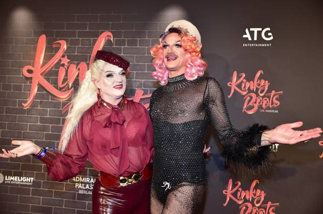 PREMIERE VON ãKINKY BOOTS Ð THE MUSICALÒ Sheila Wolf mit Gloria Viagra, Trvestiekünstler PREMIERE VON ãKINKY BOOTS Ð THE MUSICALÒ im Berliner Admiralspalast in Berlin am 18.12.2025