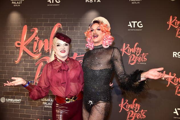 PREMIERE VON ãKINKY BOOTS Ð THE MUSICALÒ Sheila Wolf mit Gloria Viagra, Trvestiekünstler PREMIERE VON ãKINKY BOOTS Ð THE MUSICALÒ im Berliner Admiralspalast in Berlin am 18.12.2025