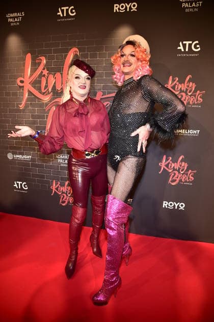 PREMIERE VON ãKINKY BOOTS Ð THE MUSICALÒ Sheila Wolf mit Gloria Viagra, Trvestiekünstler PREMIERE VON ãKINKY BOOTS Ð THE MUSICALÒ im Berliner Admiralspalast in Berlin am 18.12.2025