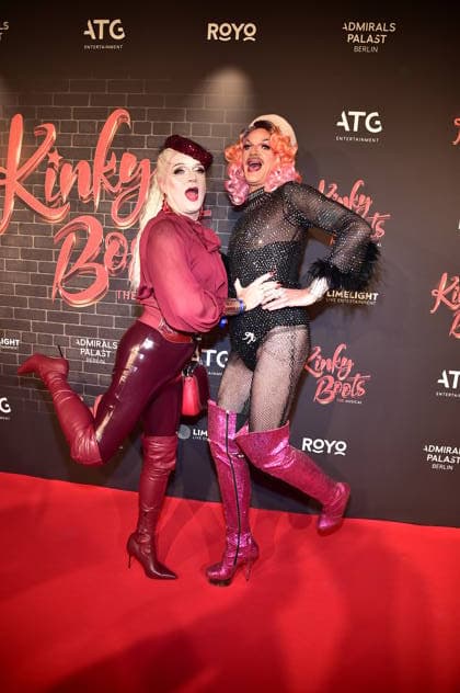 PREMIERE VON ãKINKY BOOTS Ð THE MUSICALÒ Sheila Wolf mit Gloria Viagra, Trvestiekünstler PREMIERE VON ãKINKY BOOTS Ð THE MUSICALÒ im Berliner Admiralspalast in Berlin am 18.12.2025