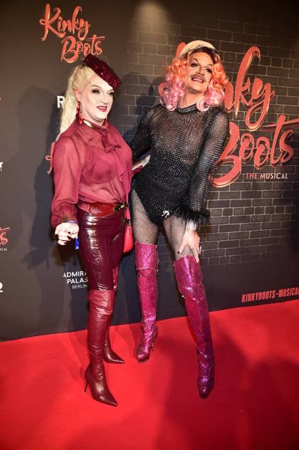 PREMIERE VON ãKINKY BOOTS Ð THE MUSICALÒ Sheila Wolf mit Gloria Viagra, Trvestiekünstler PREMIERE VON ãKINKY BOOTS Ð THE MUSICALÒ im Berliner Admiralspalast in Berlin am 18.12.2025