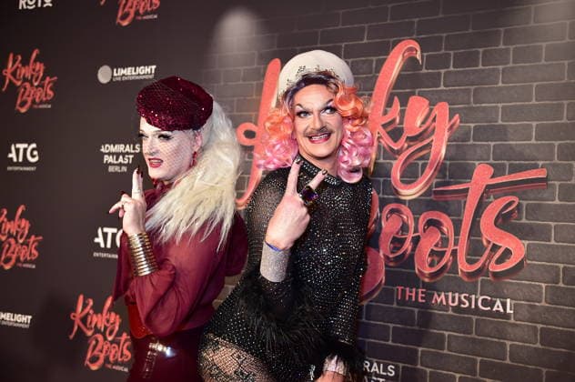 PREMIERE VON ãKINKY BOOTS Ð THE MUSICALÒ Sheila Wolf mit Gloria Viagra, Trvestiekünstler PREMIERE VON ãKINKY BOOTS Ð THE MUSICALÒ im Berliner Admiralspalast in Berlin am 18.12.2025