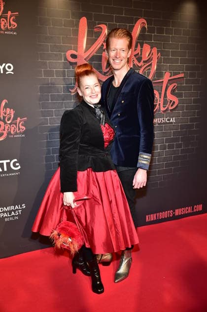 PREMIERE VON ãKINKY BOOTS Ð THE MUSICALÒ Enie van de Maiklokjes mit Ehemann Tobias St¾rbo PREMIERE VON ãKINKY BOOTS Ð THE MUSICALÒ im Berliner Admiralspalast in Berlin am 18.12.2025