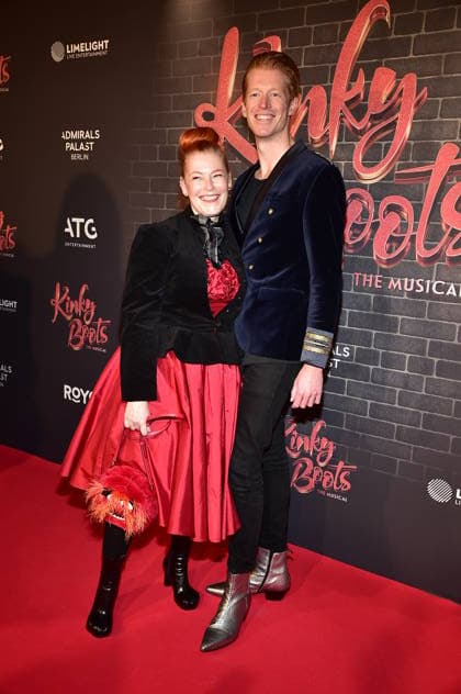 PREMIERE VON ãKINKY BOOTS Ð THE MUSICALÒ Enie van de Maiklokjes mit Ehemann Tobias St¾rbo PREMIERE VON ãKINKY BOOTS Ð THE MUSICALÒ im Berliner Admiralspalast in Berlin am 18.12.2025