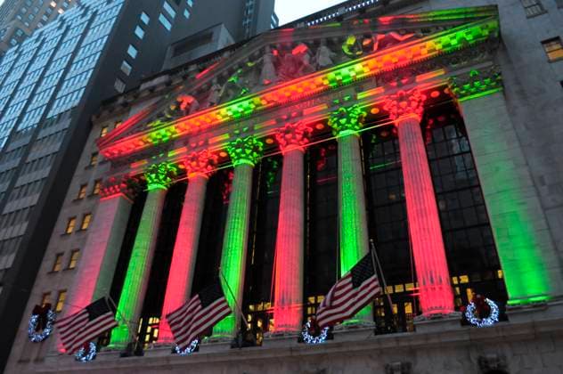 December 18, 2025, New York, United States: The New York Stock Exchange its illuminated in red and green Christmas colors and seen next to a Christmas tree in the Financial District in Manhattan, New York City. New York United States - ZUMAs197 20251218_aaa_s197_275 Copyright: xJiminxKimx