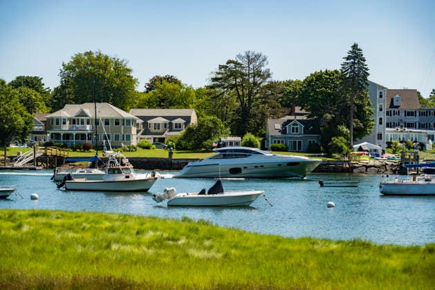 Segelboote vor Anker in einer Bucht des Fischerhafens an der Küste von Maine Segelboote vor Anker in einer Bucht des Fischerhafens an der Küste von Maine (License=RM) Copyright: xZoonar.com EnricoxDellaxPietrax 24371419