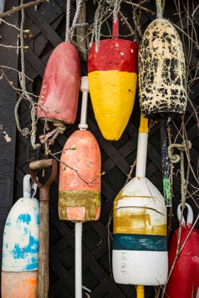 Hummerbojen an der Wand Lobster Buoys on wall near the coastline in Maine USA (License=RF) Copyright: xZoonar.com EnricoxDellaxPietrax 24375415