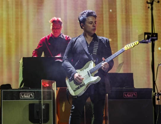 The Stereophonics performing at The O2 Arena on their Winter Arena Tour 18th December 2025 Adam Zindani of The Stereophonics performing at The O2 Arena on their Winter Arena Tour London, United Kingdom 18th December 2025, Credit:Ray Hill Avalon  Copyright: xRayxHillx xAvalonx 1060254827