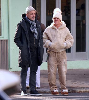 Pink Out - NYC Singer Pink walks with a friend in the West Village, New York on December 18, 2025. Photo by Dylan Travis ABACAPRESS.COM New York City NY United States  Copyright: xDylanxTravis ABACAx