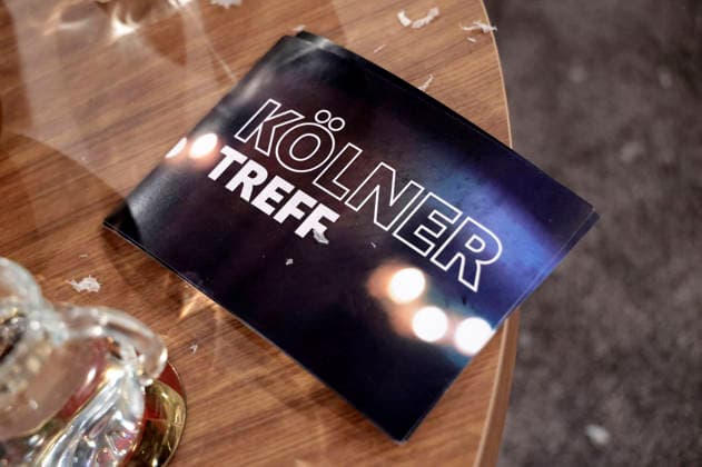 Moderationskarte bei der Aufzeichnung der WDR-Talkshow Kölner Treff im WDR Studio BS 3. Köln, 18.12.2025