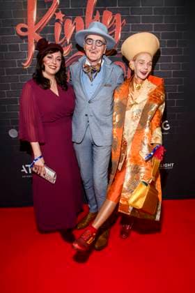 abb: Natascha Warkulat, Günther Guenther Krabbenhöft und Britt Kanja auf dem roten Teppich zu Gast bei der Premiere von Kinky Boots - The Musical im Admiralspalast am 18.12.2025 in Berlin Berlin Deutschland