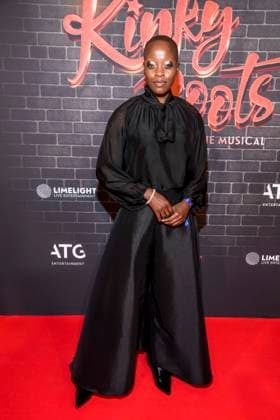 abb: Florence Kasumba auf dem roten Teppich zu Gast bei der Premiere von Kinky Boots - The Musical im Admiralspalast am 18.12.2025 in Berlin Berlin Deutschland