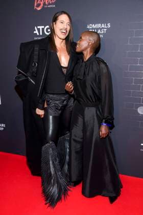 abb: Jorge Gonzalez mit Florence Kasumba auf dem roten Teppich zu Gast bei der Premiere von Kinky Boots - The Musical im Admiralspalast am 18.12.2025 in Berlin Berlin Deutschland