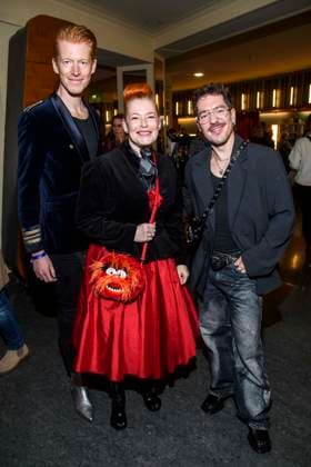 abb: Tobias Staebo Enie van de Meiklokjes und Nico Stank zu Gast bei der Premiere von Kinky Boots - The Musical im Admiralspalast am 18.12.2025 in Berlin Berlin Deutschland