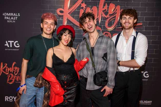 abb: Marik Röder, Melissa Lee, Kostas Dennis Weiß und Nico Abrell auf dem roten Teppich zu Gast bei der Premiere von Kinky Boots - The Musical im Admiralspalast am 18.12.2025 in Berlin Berlin Deutschland