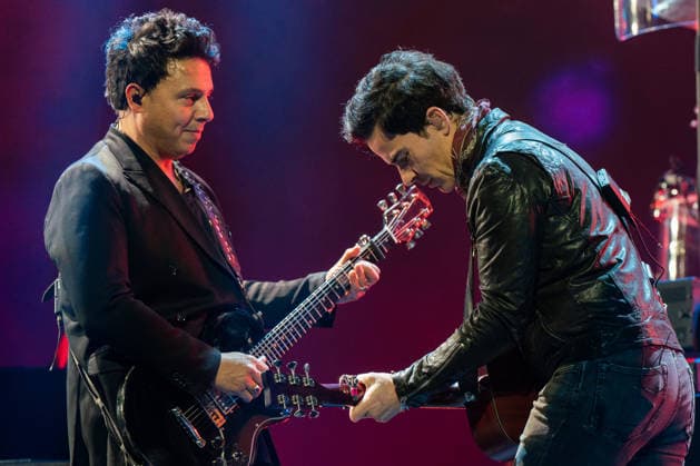 Stereophonics Play The O2 Arena in London, UK - 18 Dec 2025 Adam Zindani and Kelly Jones of Stereophonics perform live on stage at The O2 Arena. Stereophonics played The O2 Arena 18th December 2025 As the last date in their Winter Arena Tour . Stereophonics are Kelly Jones, Richard Jones, Adam Zindani and Jamie Morrison London United Kingdom Copyright: xBonniexBritainx xSOPAxImagesx STP09500