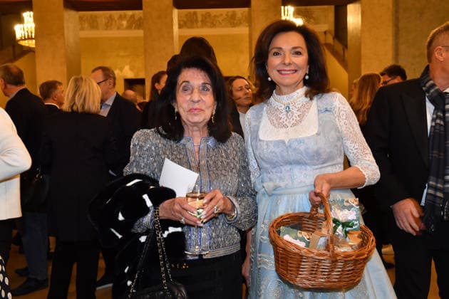 Regine Sixt und Uschi Dämmrich von Luttitz 30. BMW Adventskonzert Charity, Benefiz Herkulessaal Residenz München 16. Dezember 2025