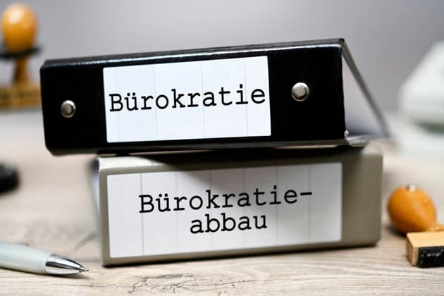 FOTOMONTAGE, Zwei Ordner mit Aufschrift BÃ¼rokratie und BÃ¼rokratieabbau *** FOTOMONTAGE, Two folders labeled Bureaucracy and Bureaucracy Reduction ** NUR FUER REDAKTIONELLE ZWECKE ** EDITORIAL USE ONLY **