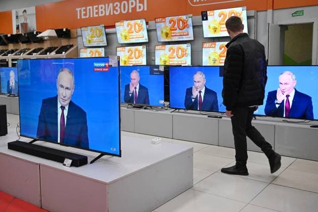 Russia Putin Press Conference Broadcast 9075174 19.12.2025 A man watches the broadcast of Russian President Vladimir Putin s annual end-of-year press conference and phone-in at an RBT electronics shop in Simferopol, Republic of Crimea, Russia. Konstantin Mihalchevskiy Sputnik Simferopol Republic of Crimea Russia  Copyright: xKonstantinxMihalchevskiyx