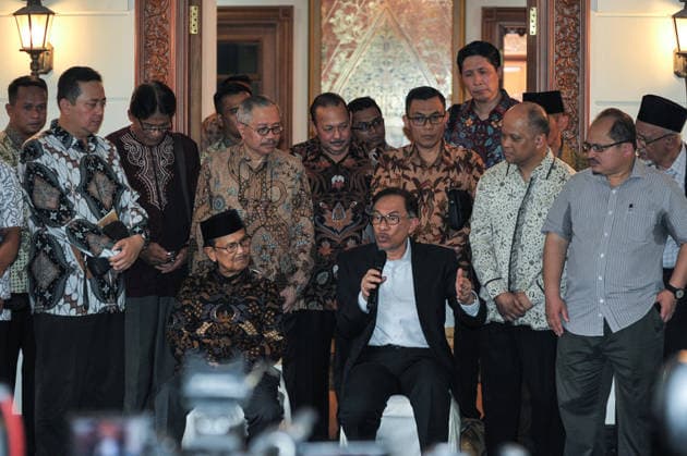 Anwar Ibrahim met with B. J. Habibie in celebrating 20 years of reformation JAKARTA, INDONESIA - MAY 20: Former 3rd President of Indonesia Bacharuddin Jusuf Habibie (L) and Deputy Prime Minister of Malaysia Datuk Seri Anwar Ibrahim (R) are seen during press conference at Habibie House in Jakarta, Indonesia on May 20, 2018. The leader of Malaysia s ruling coalition, Pakatan Harapan (Alliance of Hope) visits Habibie to celebrate 20 years of Indonesia s Reformation as the start of transition democratic power to the former Indonesian President. Jakarta Raya Indonesia. Editorial use only. Please get in touch for any other usage.  Copyright: x2025xAnadoluxAntonxRaharjox