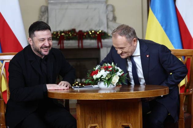 Donal Tusk - Volodymyr Zelenskyy meeting in Warsaw WARSAW, POLAND - DECEMBER 19: Poland s Prime Minister Donald Tusk (R) speaks with Ukraine s President Volodymyr Zelenskyy at the Prime Minister s Chancellery on December 19, 2025 in Warsaw, Poland. Jakub Porzycki Anadolu Warsaw Poland. Editorial use only. Please get in touch for any other usage.  Copyright: x2025xAnadoluxJakubxPorzyckix