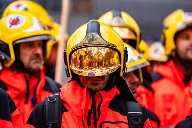 December 19, 2025, Barcelona, Barcelona, Spain: Dozens of firefighters protested outside the Catalan Interior Ministry on the day they filed joint demands in Barcelona. Bombers Precaris en Lluita (Precarious Firefighters in Struggle) demands that they be allowed to work at the fire station under decent conditions. Barcelona Spain - ZUMAa239 20251219_zip_a239_012 Copyright: xMarcxAsensioxClupesx