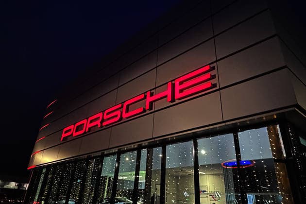 19.12.2025 xsvx, Wirtschaft, Porsche Zentrum, emwirt v.l. Porsche Zentrum Karlsruhe in Ettlingen Porscheplatz 9-11 911 bei Dunkelheit beleuchtet Licht Ettlingen *** 19 12 2025 xsvx, Economy, Porsche Center, emwirt v l Porsche Center Karlsruhe in Ettlingen Porscheplatz 9 11 911 illuminated in the dark Light Ettlingen