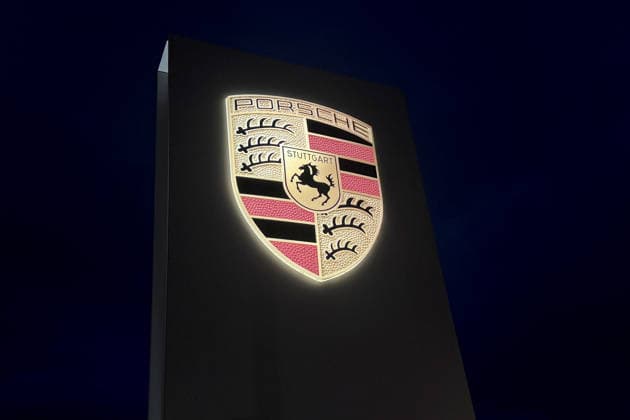 19.12.2025 xsvx, Wirtschaft, Porsche Zentrum, emwirt v.l. Porsche Zentrum Karlsruhe in Ettlingen Porscheplatz 9-11 911 bei Dunkelheit beleuchtet Licht Ettlingen *** 19 12 2025 xsvx, Economy, Porsche Center, emwirt v l Porsche Center Karlsruhe in Ettlingen Porscheplatz 9 11 911 illuminated in the dark Light Ettlingen