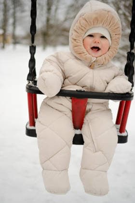 Bezauberndes Kleinkind genießt Winterschaukel in kuscheligem Schneeanzug Bezauberndes Kleinkind genießt Winterschaukel in kuscheligem Schneeanzug (License=RF) ,model released, Symbolfoto Copyright: xZoonar.com elenaxskorobogatovax 24366249 ,model released, Symbolfoto ,property released