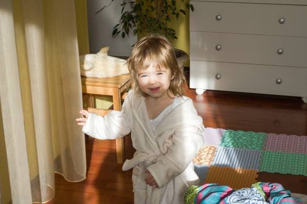 Adorable Smiling Little Girl in Bademantel. Ein fröhlicher Morgenstart in einem gemütlichen Zimmer mit natürlichem Licht. Adorable Smiling Little Girl in Bademantel. Ein fröhlicher Morgenstart in einem gemütlichen Zimmer mit natürlichem Licht. (License=RF) ,model released, Symbolfoto Copyright: xZoonar.com NadezhdaxZaitsevax 24370684 ,model released, Symbolfoto ,property released