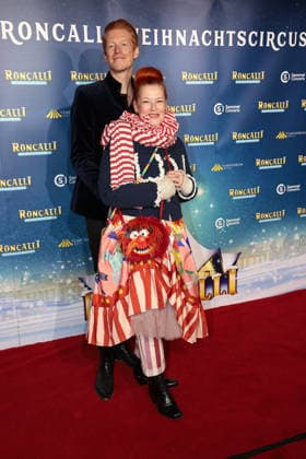 Enie van de Meiklokjes und ihr Ehemann Tobias Staerbo bei der Roncalli Weihnachtscircus Premiere im Tempodrom am 19.12.2025 in Berlin Roncalli Weihnachtscircus Premiere in Berlin