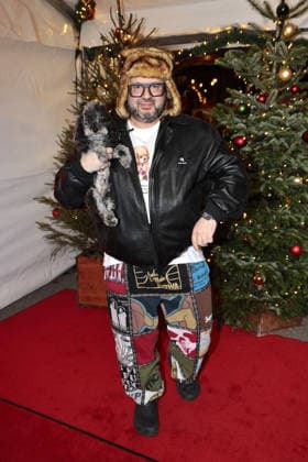 Oliver Polak mit seinem Hund Arthur bei der Roncalli Weihnachtscircus Premiere im Tempodrom am 19.12.2025 in Berlin Roncalli Weihnachtscircus Premiere in Berlin
