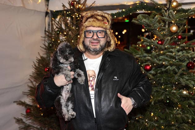 Oliver Polak mit seinem Hund Arthur bei der Roncalli Weihnachtscircus Premiere im Tempodrom am 19.12.2025 in Berlin Roncalli Weihnachtscircus Premiere in Berlin