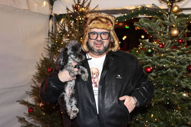 Oliver Polak mit seinem Hund Arthur bei der Roncalli Weihnachtscircus Premiere im Tempodrom am 19.12.2025 in Berlin Roncalli Weihnachtscircus Premiere in Berlin
