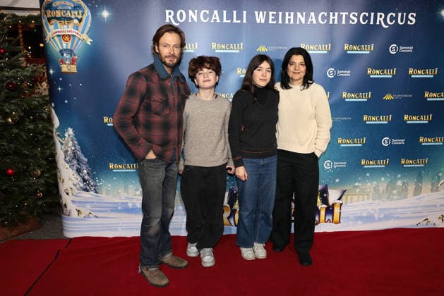 Jasmin Tabatabai und Andreas Pietschmann und ihre Kinder Helena Pietschmann und Johan Anton Pietschmann bei der Roncalli Weihnachtscircus Premiere im Tempodrom am 19.12.2025 in Berlin Roncalli Weihnachtscircus Premiere in Berlin