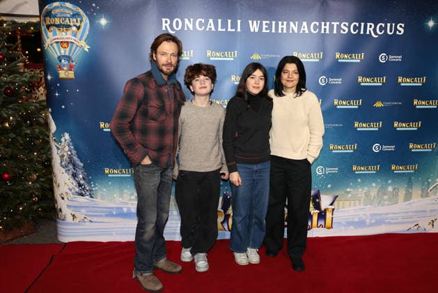 Jasmin Tabatabai und Andreas Pietschmann und ihre Kinder Helena Pietschmann und Johan Anton Pietschmann bei der Roncalli Weihnachtscircus Premiere im Tempodrom am 19.12.2025 in Berlin Roncalli Weihnachtscircus Premiere in Berlin
