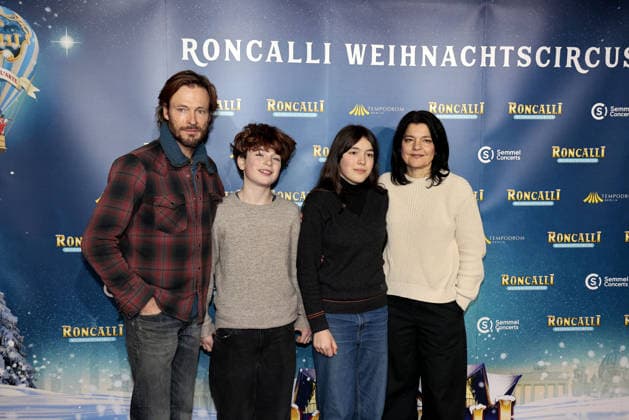 Jasmin Tabatabai und Andreas Pietschmann und ihre Kinder Helena Pietschmann und Johan Anton Pietschmann bei der Roncalli Weihnachtscircus Premiere im Tempodrom am 19.12.2025 in Berlin Roncalli Weihnachtscircus Premiere in Berlin