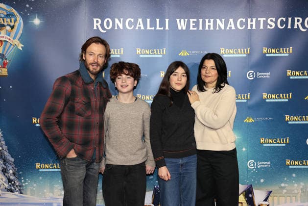 Jasmin Tabatabai und Andreas Pietschmann und ihre Kinder Helena Pietschmann und Johan Anton Pietschmann bei der Roncalli Weihnachtscircus Premiere im Tempodrom am 19.12.2025 in Berlin Roncalli Weihnachtscircus Premiere in Berlin