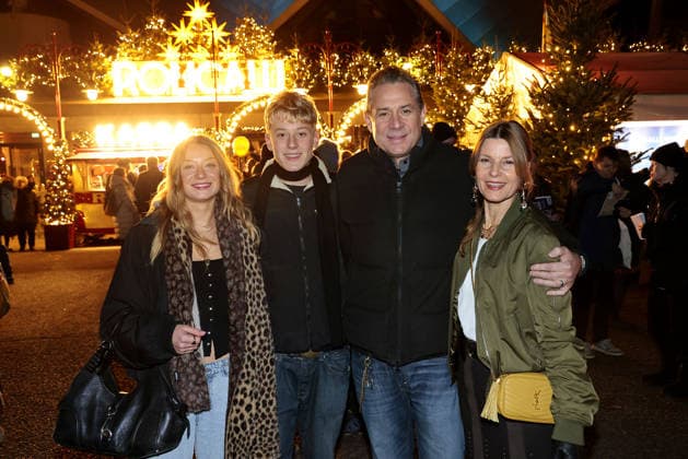 Sascha Vollmer mit seiner Ehefrau Jenny und den Kindern Tochter Manisha und Sohn John bei der Roncalli Weihnachtscircus Premiere im Tempodrom am 19.12.2025 in Berlin Roncalli Weihnachtscircus Premiere in Berlin