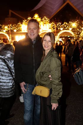 Sascha Vollmer mit seiner Ehefrau Jenny Vollmer bei der Roncalli Weihnachtscircus Premiere im Tempodrom am 19.12.2025 in Berlin Roncalli Weihnachtscircus Premiere in Berlin
