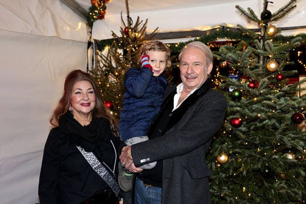 Leander Haussmann mit seiner Schwester Iris und Enkel Fritz bei der Roncalli Weihnachtscircus Premiere im Tempodrom am 19.12.2025 in Berlin Roncalli Weihnachtscircus Premiere in Berlin