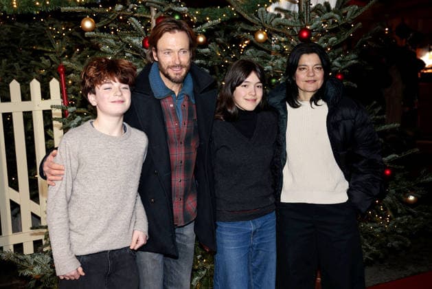 Jasmin Tabatabai und Andreas Pietschmann und ihre Kinder Helena Pietschmann und Johan Anton Pietschmann bei der Roncalli Weihnachtscircus Premiere im Tempodrom am 19.12.2025 in Berlin Roncalli Weihnachtscircus Premiere in Berlin