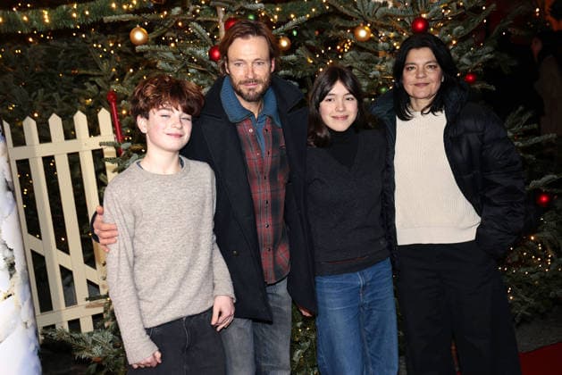 Jasmin Tabatabai und Andreas Pietschmann und ihre Kinder Helena Pietschmann und Johan Anton Pietschmann bei der Roncalli Weihnachtscircus Premiere im Tempodrom am 19.12.2025 in Berlin Roncalli Weihnachtscircus Premiere in Berlin