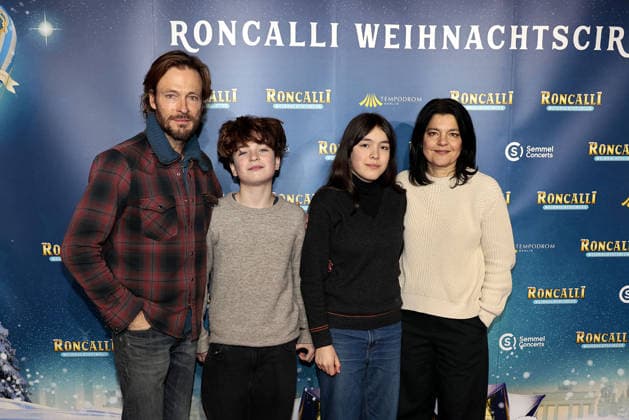 Jasmin Tabatabai und Andreas Pietschmann und ihre Kinder Helena Pietschmann und Johan Anton Pietschmann bei der Roncalli Weihnachtscircus Premiere im Tempodrom am 19.12.2025 in Berlin Roncalli Weihnachtscircus Premiere in Berlin