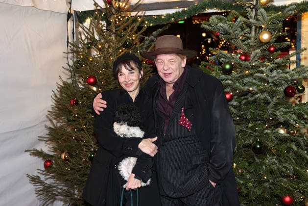 Meret Becker und ihr Bruder Ben Becker (und Hund Taxi) bei der Roncalli Weihnachtscircus Premiere im Tempodrom am 19.12.2025 in Berlin Roncalli Weihnachtscircus Premiere in Berlin *** Meret Becker and her brother Ben Becker and dog Taxi at the Roncalli Weihnachtscircus premiere at the Tempodrom on 19 12 2025 in Berlin Roncalli Weihnachtscircus premiere in Berlin 
